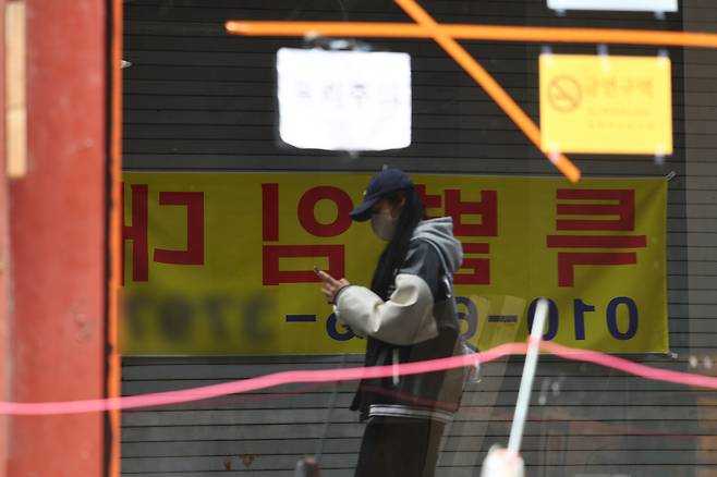 불황으로 인한 자영업자 감소세가 넉달째 이어지고 있는 가운데 지난 18일 서울 명동거리 한 공실 상가의 모습. 연합뉴스