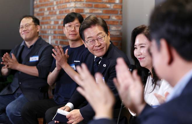 이재명 더불어민주당 대선 후보가 29일 서울 성동구 메리히어에서 열린 ‘혁신성장의 씨앗, 스타트업 레벨업’ 간담회에서 소셜·스타트업 기업 대표들과 대화하고 있다. 오른쪽에서 두 번째는 강유정 민주당 의원. 연합뉴스