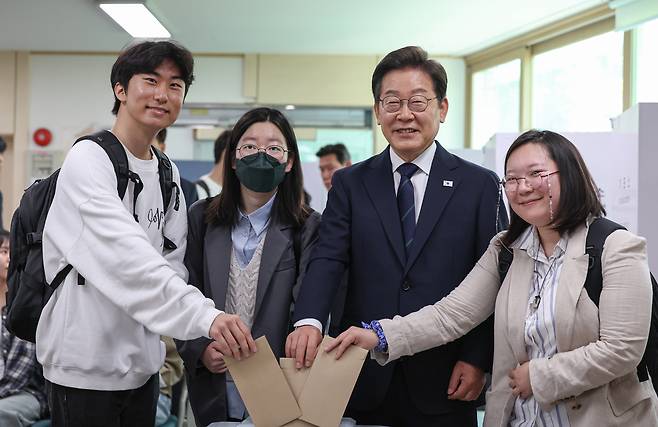 이재명 더불어민주당 대선 후보가 29일 서울 서대문구 신촌동 주민센터 투표소에서 청년들과 함께 제21대 대통령선거 사전투표를 하고 있다. 더불어민주당 제공