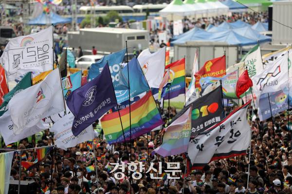 서울퀴어문화축제 참가자들이 소속 단체 깃발을 들고 서울광장에서 행진하고 있다. 김창길 기자