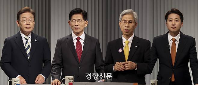 제21대 대통령 선거에 나선 이재명 더불어민주당 후보, 김문수 국민의힘 후보, 권영국 민주노동당 후보, 이준석 개혁신당 후보(왼쪽부터)가 지난 23일 서울 여의도 KBS 스튜디오에서 사회 분야를 주제로 2차 TV토론을 하고 있다. 국회사진기자단