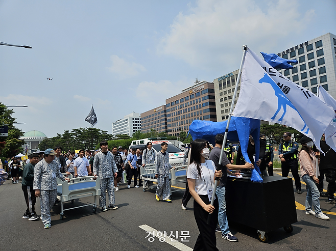 ‘2025 매드프라이드 서울’에 참여한 사람들이 서울 여의도 국회 앞 도로에서 행진하고 있다. 박채연 기자