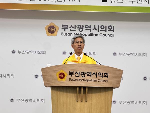 민주노동당 권영국 대선후보가 30일 부산시의회에서 기자회견을 하고 있다. 김민정 기자