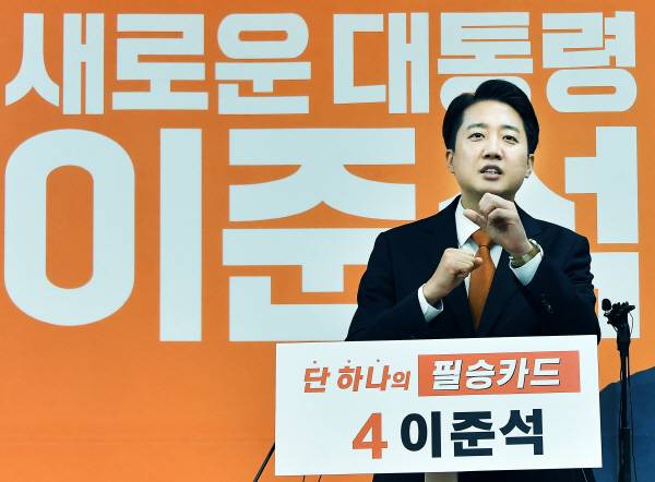 이준석 개혁신당 대통령 후보가 지난 29일 국회에서 TV토론 당시 여성 신체 부위 언급에 대한 사과와 이재명 더불어민주당 후보 아들 의혹 관련 긴급 기자회견을 하고 있다. 김정록 기자