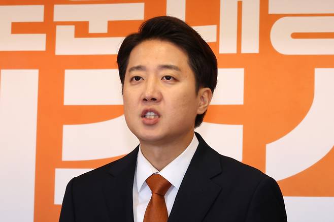 이준석 대통령선거 후보가 29일 국회에서 긴급기자회견을 열고 TV 토론회에서 여성 신체에 대한 표현으로 논란이 되고 있는 것과 관련해 입장을 밝히고 있다. 연합뉴스