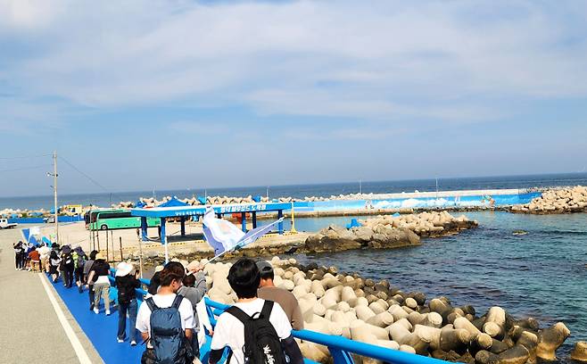 대구 달구벌고 학생, 교직원들이 영덕 블루로드를 따라 걷고 있다. 영덕군 제공