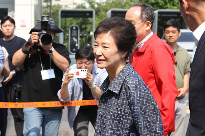 박근혜 전 대통령이 제21대 대통령선거 사전투표 첫날인 29일 대구 달성군 유가읍행정복지센터에 마련된 사전투표소에서 투표하기 위해 이동하고 있다. 연합뉴스