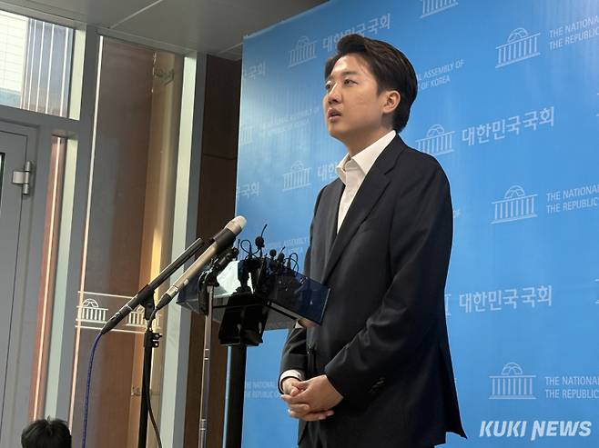 이준석 개혁신당 대선 후보가 30일 오후 국회 소통관에서 기자회견하고 있다. 송금종 기자&nbsp;