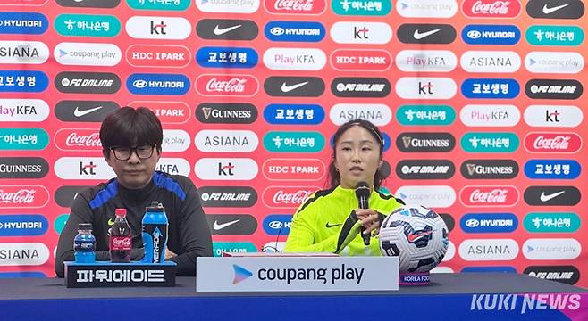 신상우 감독(왼쪽)과 이영주 선수가 29일 인천 남동아시아드럭비경기장에서 열린 기자회견에 참석했다. 이영재 기자