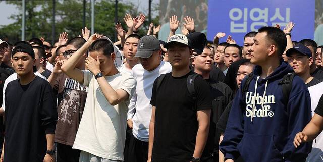 논산 육군훈련소 입영하는 청년들. 연합뉴스