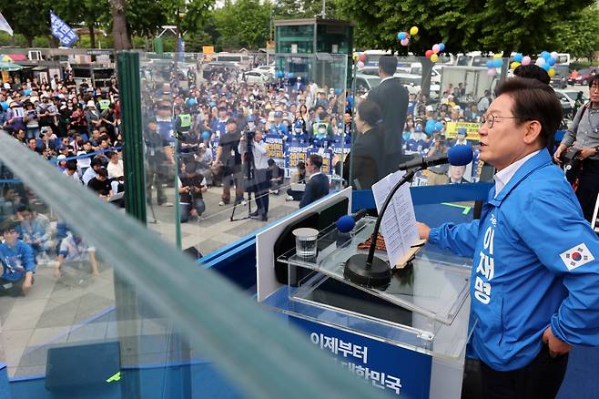 이재명 더불어민주당 대선 후보가 지난 29일 서울 송파구 잠실종합운동장 광장에서 열린 강동구·송파구 집중 유세에서 지지를 호소하고 있다. 연합뉴스