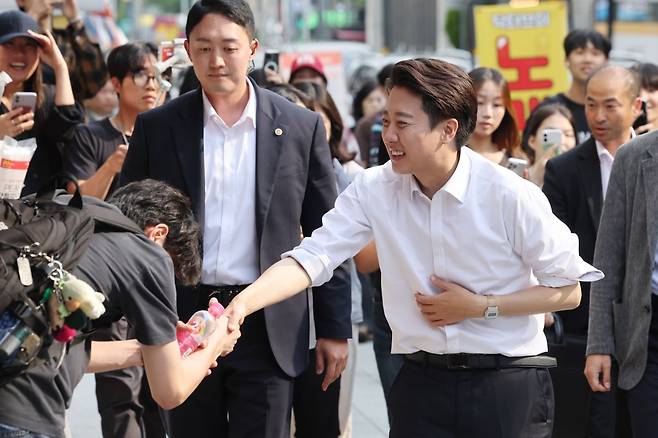 이준석 개혁신당 대선 후보가 제21대 대통령선거 사전투표 첫날인 29일 서울 성북구 안암역 인근에서 거리 유세에 나서고 있다. 연합뉴스