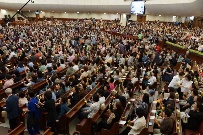 부산 수영로교회가 28일 ‘너는 꽃이야’란 주제로 전도축제를 열었다. 이날 1795명의 새 신자가 교회를 찾았으며 이들 중 190명이 예수를 믿기로 결단했다.