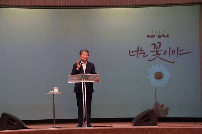 이규현 목사가 28일 수영로교회에서 열린 전도축제에서 설교하고 있다. 이 목사는 “하나님과의 관계가 회복될 때 진정한 평안과 기쁨을 누릴 수 있다”고 말했다.