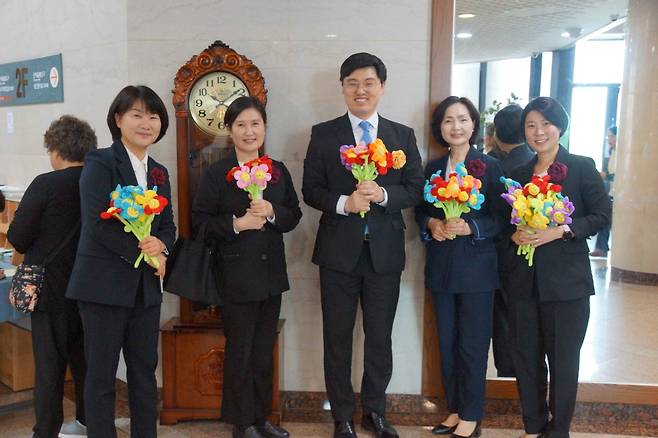부산 수영로교회 안내자들이 28일 열린 전도축제를 찾는 새 신자에게 선사할 꽃을 들고 준비하고 있다.