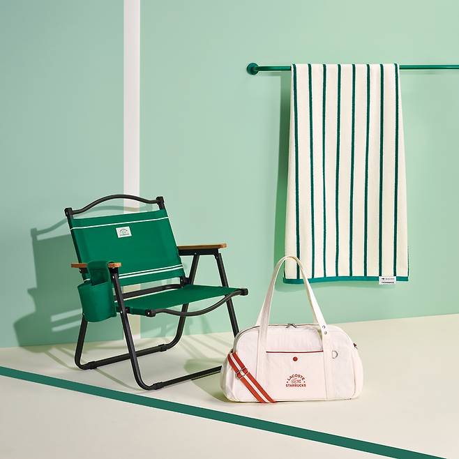 스타벅스 코리아가 프랑스 패션 스포츠 브랜드 ‘라코스테(LACOSTE)’ 와 손잡고 지난 22일부터 7월 20일까지 약 두 달간 고객 사은 행사인 2025 여름 e-프리퀀시를 진행한다. 스타벅스 제공