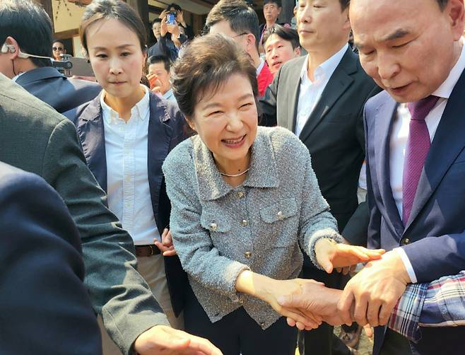 박근혜 전 대통령이 27일 오후 모친 육영수 여사의 충북 옥천 생가를 찾아 지지자들과 악수하고 있다. 연합뉴스