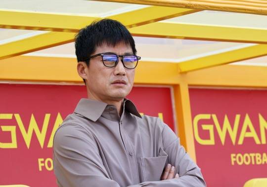 그라운드 바라보는 이정효 감독. 사진[연합뉴스]