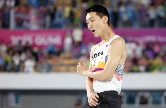 아쉬워하는 우상혁. 사진[연합뉴스]