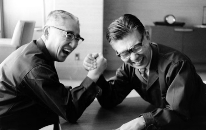 소니의 창업자 모리타 아키오(왼쪽)와 이부카 마사루