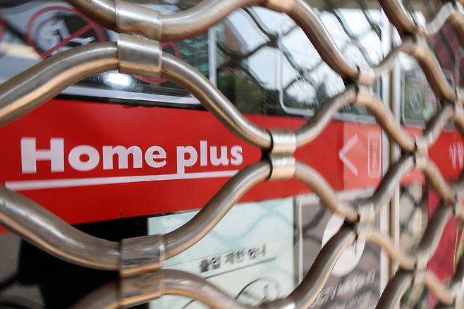 홈플러스가 일부 점포에 입점업체를 상대로 임차 계약 해지에 나선 가운데 27일 인천 미추홀구 홈플러스 인천숭의점 매장이 오픈 준비를 하고 있다.
홈플러스에 따르면 임차 계약 해지 통보는 인천 3개, 경기 5개를 포함한 전국 17개 점포가 대상이다. 2025.5.27 [사진 = 뉴스1]