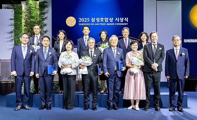 이재용 삼성전자 회장이 30일 서울 신라호텔에서 열린 '2025 삼성호암상 시상식'에서 수상자들과 기념촬영을 하고 있다. 앞줄 왼쪽부터 이 회장, 정종경 서울대 교수 부부, 구본창 사진작가, 김승우 KAIST 명예교수 부부, 스테베 셈산드베리 노벨문학상위원, 김황식 호암재단 이사장. 뒷줄 왼쪽부터 글로리아 최 매사추세츠공대(MIT) 교수 부부, 신석우 UC버클리 교수 부부, 김동해 비전케어 이사장 부부. 호암재단