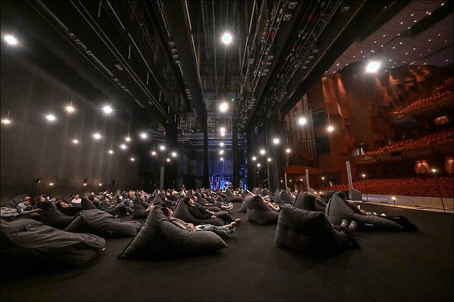 지난달 28일 서울 세종문화회관 대극장에서 진행된 '리스닝 스테이지'. 서울시발레단의 요한 잉거 '워킹매드 & 블리스' 삽입 음악을 무대 위에 누워 들어볼 수 있게 했다.   세종문화회관