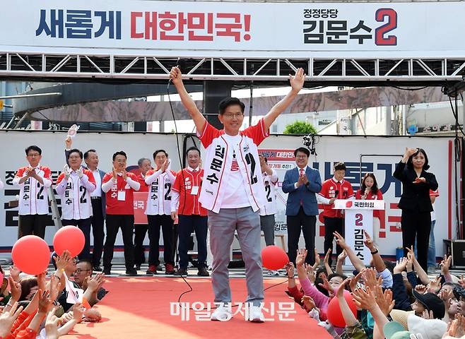 국민의힘 김문수 대선 후보가 30일 오후 충북 제천 중앙시장 앞에서 유세를 갖고 지지를 호소하고 있다.  25.05.30 이충우기자