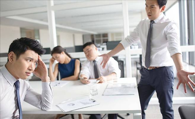 감정을 숨기는 리더는 인간미가 없고, 감정을 남용하는 리더는 권위를 잃는다. 하지만 감정을 설계하고 전략적으로 표현하는 리더는 신뢰와 영향력을 동시에 얻는다. 리더는 분노를 통제하기보다 통달할 필요가 있다. (게티이미지뱅크 제공)