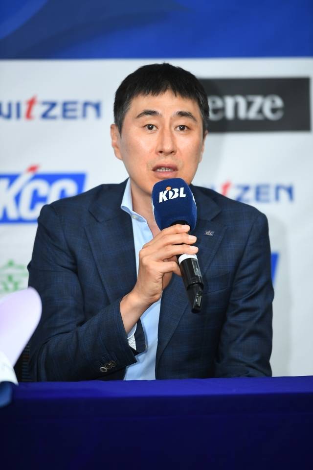 이상민 감독은 “코트 위에선 가드가 지휘자다. 그리고 감독의 역할을 해야 할 때도 있다. 훈이가 오기 전, 우리 팀의 약점이 바로 가드였다. 국내 최고의 가드를 얻었기에 기대하는 부분이 많다. 결국 가드가 어떻게 하는지에 따라 달라진다”고 전했다. 사진=KBL 제공