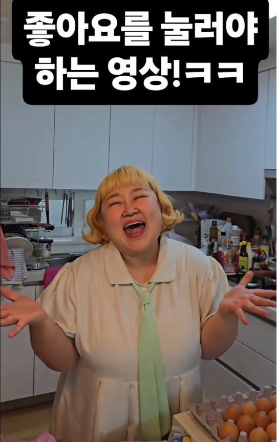 홍윤화는  평소 커플 케미 그대로 ‘생존 리액션’으로 맞받아치며 웃음을 자아냈다.사진=김민기 SNS