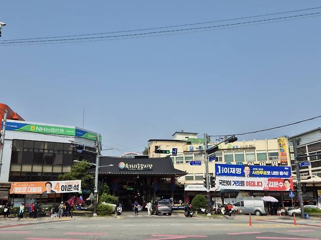 29일 오전 청주 상당구 육거리시장 입구. 주변으로 이재명 더불어민주당 대선 후보, 김문수 국민의힘 대선 후보, 이준석 개혁신당 대선 후보의 현수막이 걸려있다./사진=오문영 기자