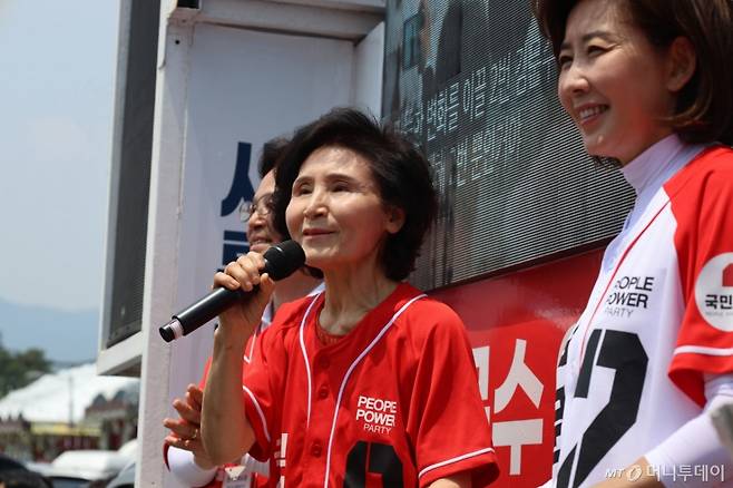김문수 국민의힘 대통령 후보 부인 설난영 여사가 29일 경기도 성남시 모란시장을 방문해 지지를 호소하고 있다. (국민의힘 제공, 재판매 및 DB금지)  2025.5.29/사진=뉴스1 /사진=(서울=뉴스1)