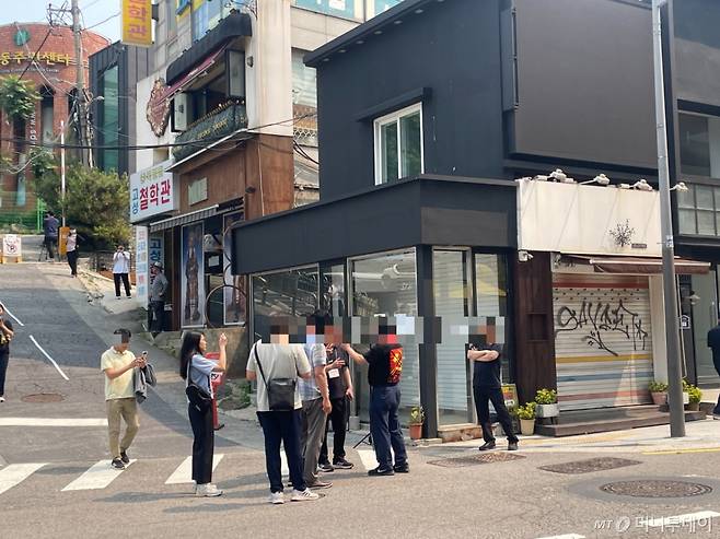 30일 서울 서대문구 신촌동 사전투표소 앞에 보수 유튜버들이 몰리면서 소란이 벌어졌다. /사진=이지현 기자.