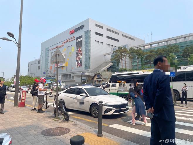 30일 서울 서대문구 신촌동 사전투표소 앞에 보수 유튜버들이 몰리면서 소란이 벌어졌다. 취재 뒤 현장을 떠나려는 모 언론사 사진기자 차량 앞에 유튜버들이 막아서며 제지하는 모습이다. /사진=이지현 기자.