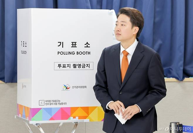 (화성=뉴스1) 이재명 기자 = 이준석 개혁신당 대통령 후보가 제21대 대통령선거 사전투표 첫날인 29일 오전 경기 화성시 동탄9동 행정복지센터에서 투표를 하고 있다. (공동취재) 2025.5.29/뉴스1  Copyright (C) 뉴스1. All rights reserved. 무단 전재 및 재배포,  AI학습 이용 금지. /사진=(화성=뉴스1) 이재명 기자