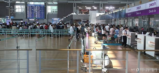 일본 정부의 경제보복 조치로 여행자제와 불매운동이 이어지고 있는 가운데 9일 인천국제공항 일본행 탑승수속 카운터가 한산한 모습을 보이는 반면 베트남행 카운터는 여행객들로 붐비고 있다. /사진=인천국제공항=이기범 기자 leekb@