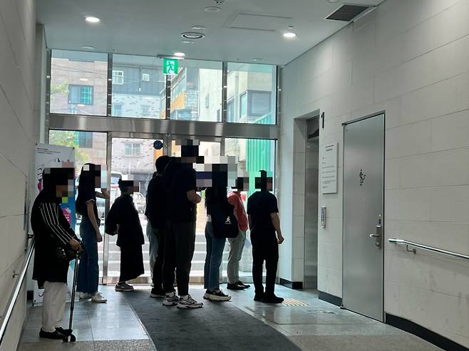 30일 오전 서울 광진구 구의2동복합청사 사전투표소 1층 모습. 5층 투표소로 가기 위해 시민들이 엘리베이터 줄을 서고 있다./사진=민수정 기자.