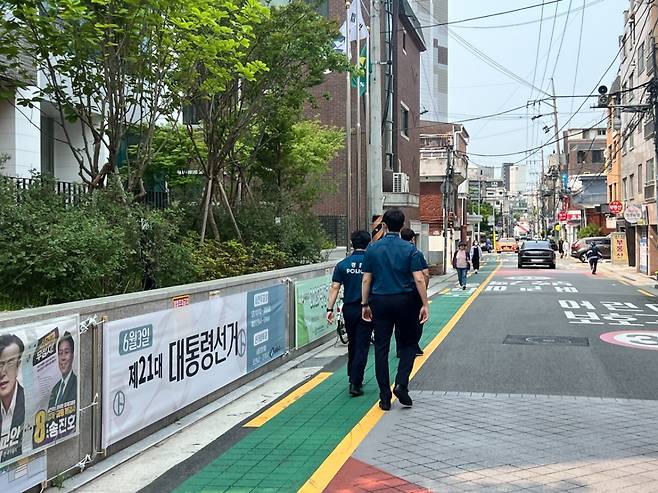 30일 오전 서울 광진구 구의2동복합청사 사전투표소에 들른 광진경찰서 구의파출소 소속 경찰관들./사진=민수정 기자.