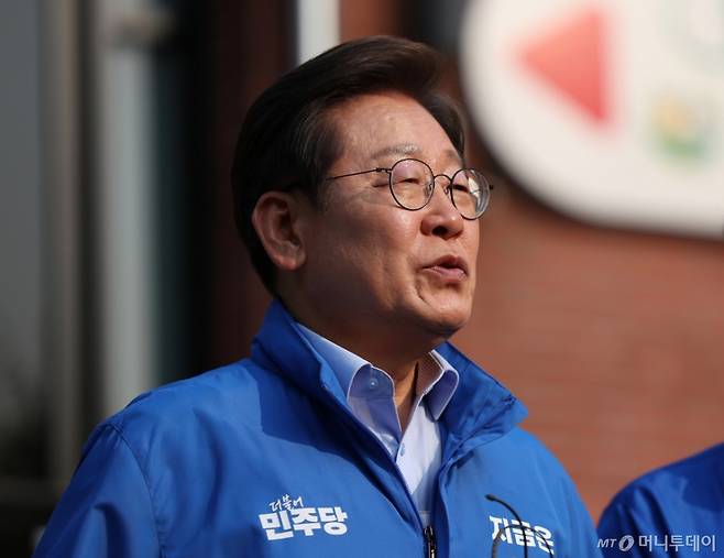 [원주=뉴시스] 조성우 기자 = 이재명 더불어민주당 대선후보가 30일 오후 강원 원주시 원주행복마당에서 유세를 마치고 취재진 질문에 답하고 있다. 2025.05.30. xconfind@newsis.com /사진=조성우