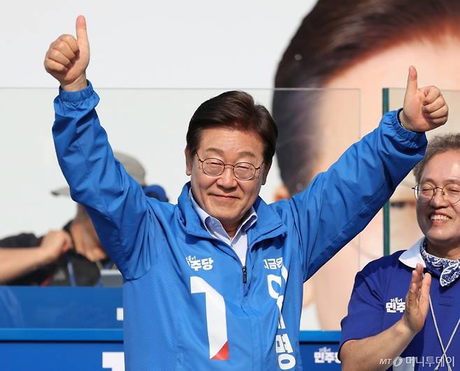 [원주=뉴시스] 조성우 기자 = 이재명 더불어민주당 대선후보가 30일 오후 강원 원주시 원주행복마당에서 열린 유세에서 지지를 호소하고 있다. 2025.05.30. xconfind@newsis.com /사진=조성우