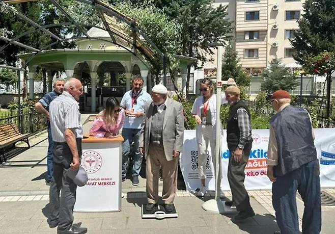 튀르키예 공공장소에서 비만도를 측정하는 모습/캡쳐=튀르키예 지역 보건국 SNS