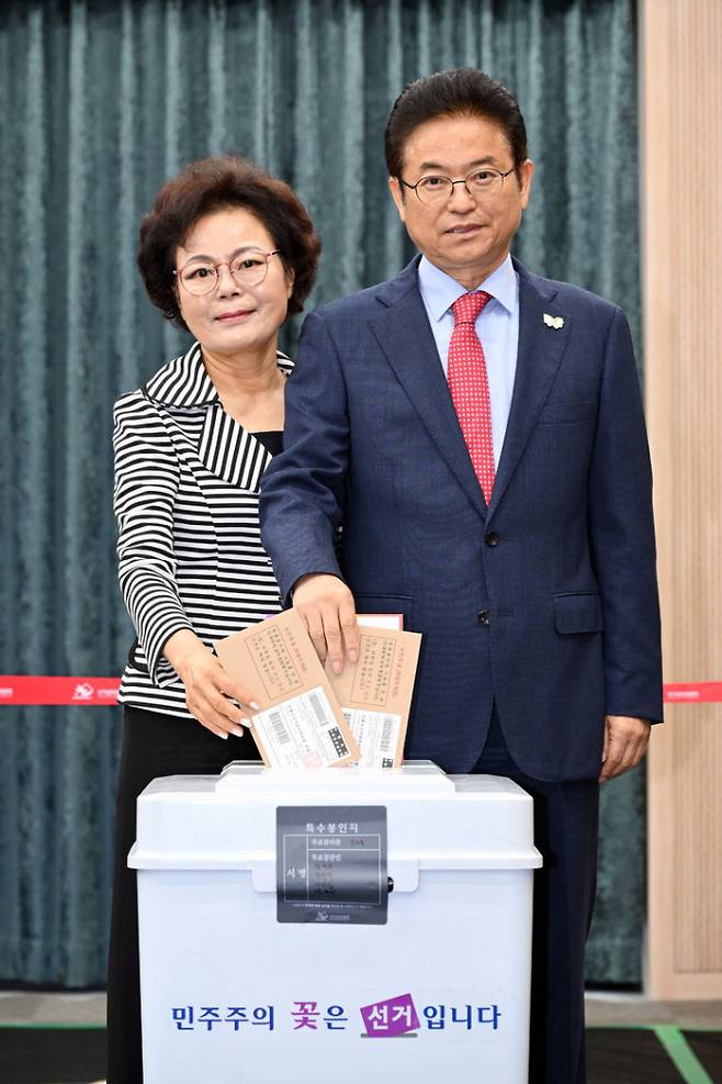 이철우 경북지사(오른쪽)와 부인 김재덕 여사가 제21대 대통령 선거 사전투표 첫날인 29일 예천군 호명읍 사전투표소에서 투표하고 있다./사진제공=경상북도