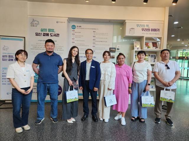 몽골의 수도 울란바토르의 시립도서관 관장과 관리자 등 7명이 도서관 운영 우수사례를 찾기 위해 파주중앙도서관을 방문해 기념촬영을 하고 있다. 파주시 제공