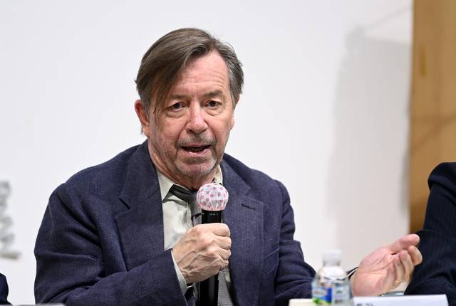 스웨덴 소설가 스티브 셈-산드베리가 29일 서울 중구 문학의집·서울에서 열린 명사 초청 특별 강연에서 질문에 답하고 있다.   윤성호 기자