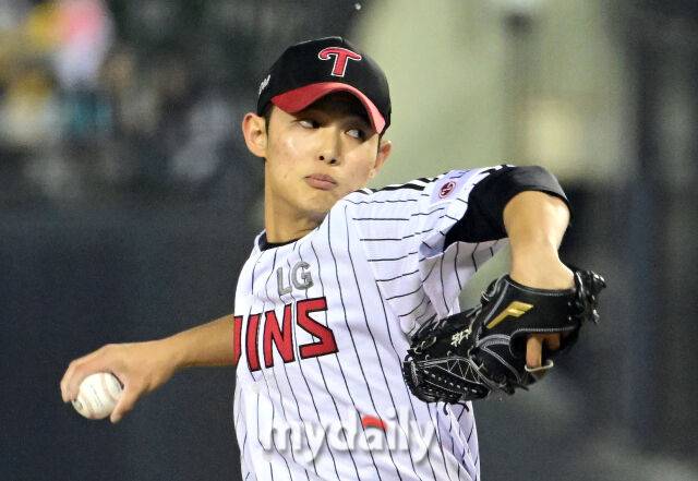 2025년 4월 24일 오후 서울 잠실구장에 진행된 '2025 신한 SOL뱅크 KBO 리그' NC 다이노스와 LG 트윈스의 경기. LG 김영우가 9회초 구원등판해 역투하고 있다./마이데일리