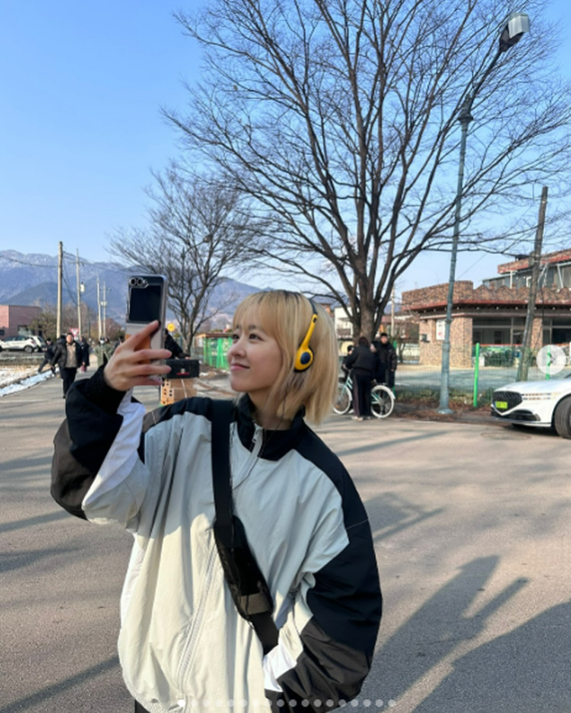 배우 박보영이 캐주얼한 바람막이 점퍼에 노란색 헤드폰을 착용하며 사진을 촬영하고 있다./박보영 공식 인스타그램