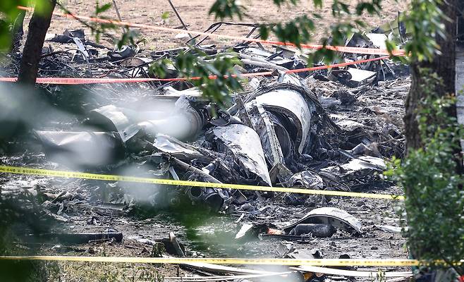 30일 경북 포항시 동해면 해군 해상초계기 P-3CK 추락 현장에 통제선이 설치된 채 보존되고 있다. [연합]