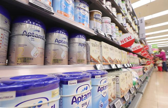 서울의 한 대형마트에 진열된 수입 분유  [연합]