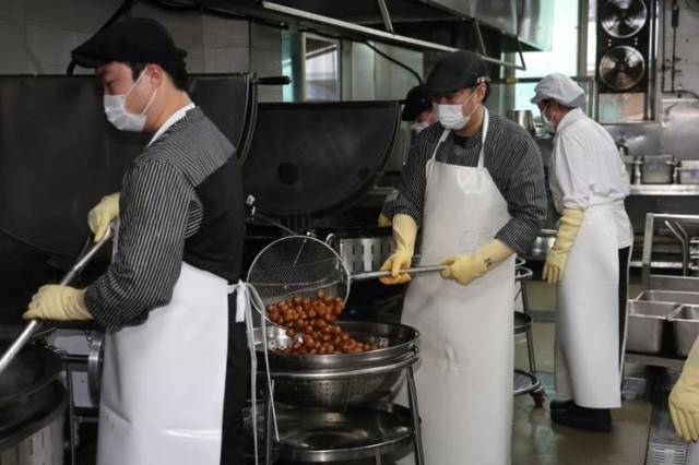 육군훈련소 민간위탁 병영식당에서 민간 조리사들이 음식을 조리하고 있다.  [국방부 제공]